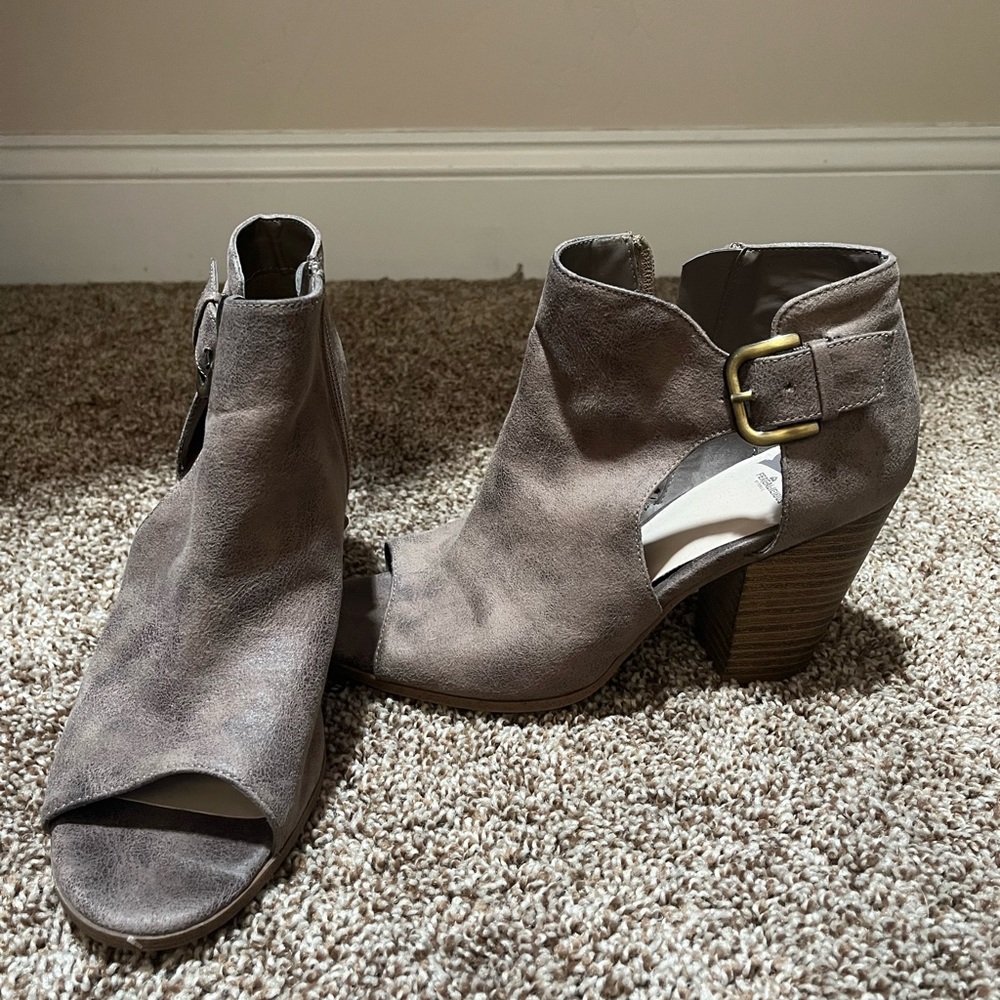 Hardly worn. Good condition